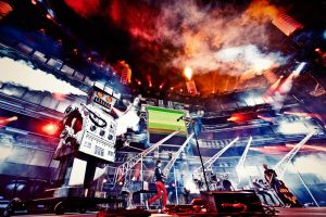 Cirque Bijou - A giant robot called Charles built by Cirque Bijou on stage blowing steam out of his head, with rock band Muse